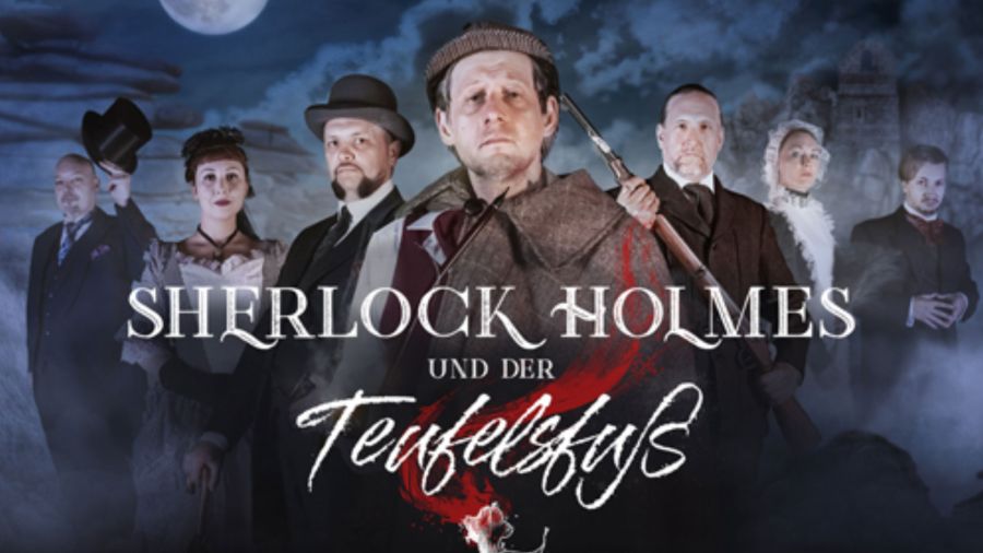 Unter einem mondbeschienenen Himmel trägt eine Gruppe in historischen Kostümen ernste Mienen. Der Text lautet „Sherlock Holmes und der Teufelsfuß“. Begleiten Sie sie auf Schloss Saareck für einen rätselhaften Abend voller Intrigen und Geheimnisse.