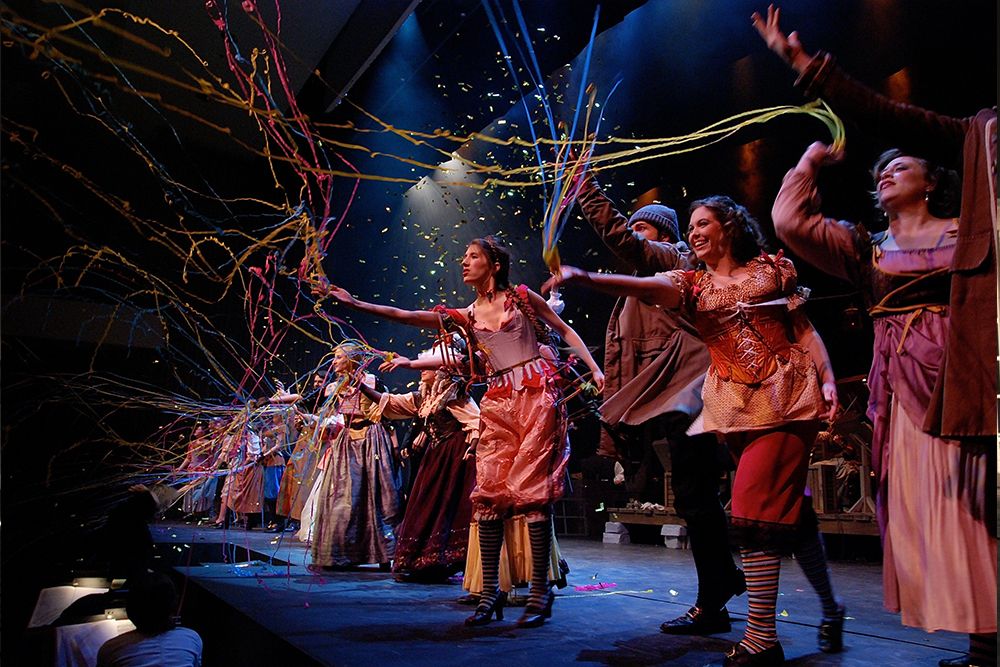 Während der Theaterproduktion des Kulturfestivals verneigen sich Darsteller in historischen Kostümen auf der Bühne inmitten von Luftschlangen und Konfetti und verleihen der Veranstaltung einen Hauch von Musikmagie.
