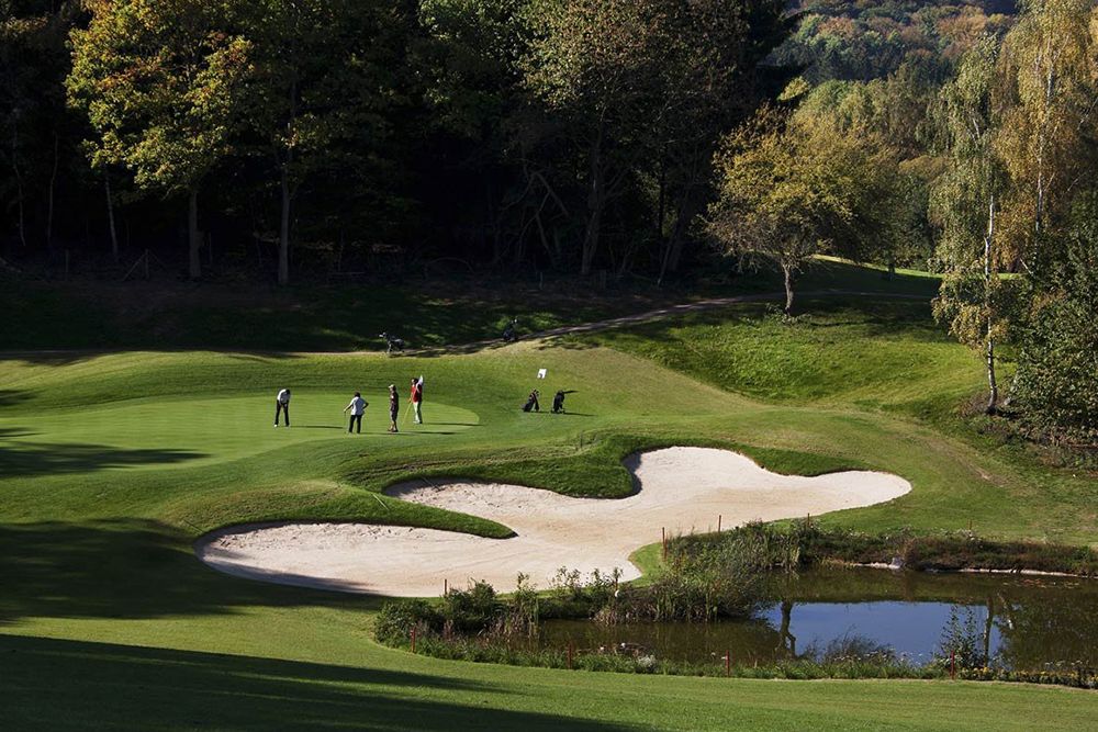 Golfer genießen den atemberaubenden Golfplatz, der durch Sandbunker und Teiche führt, die alle von üppigen Bäumen eingerahmt sind. Diese wunderschöne Golfsportumgebung bietet Platz für verschiedene Handicap-Klassen und stellt eine Herausforderung für Enthusiasten aller Niveaus dar.
